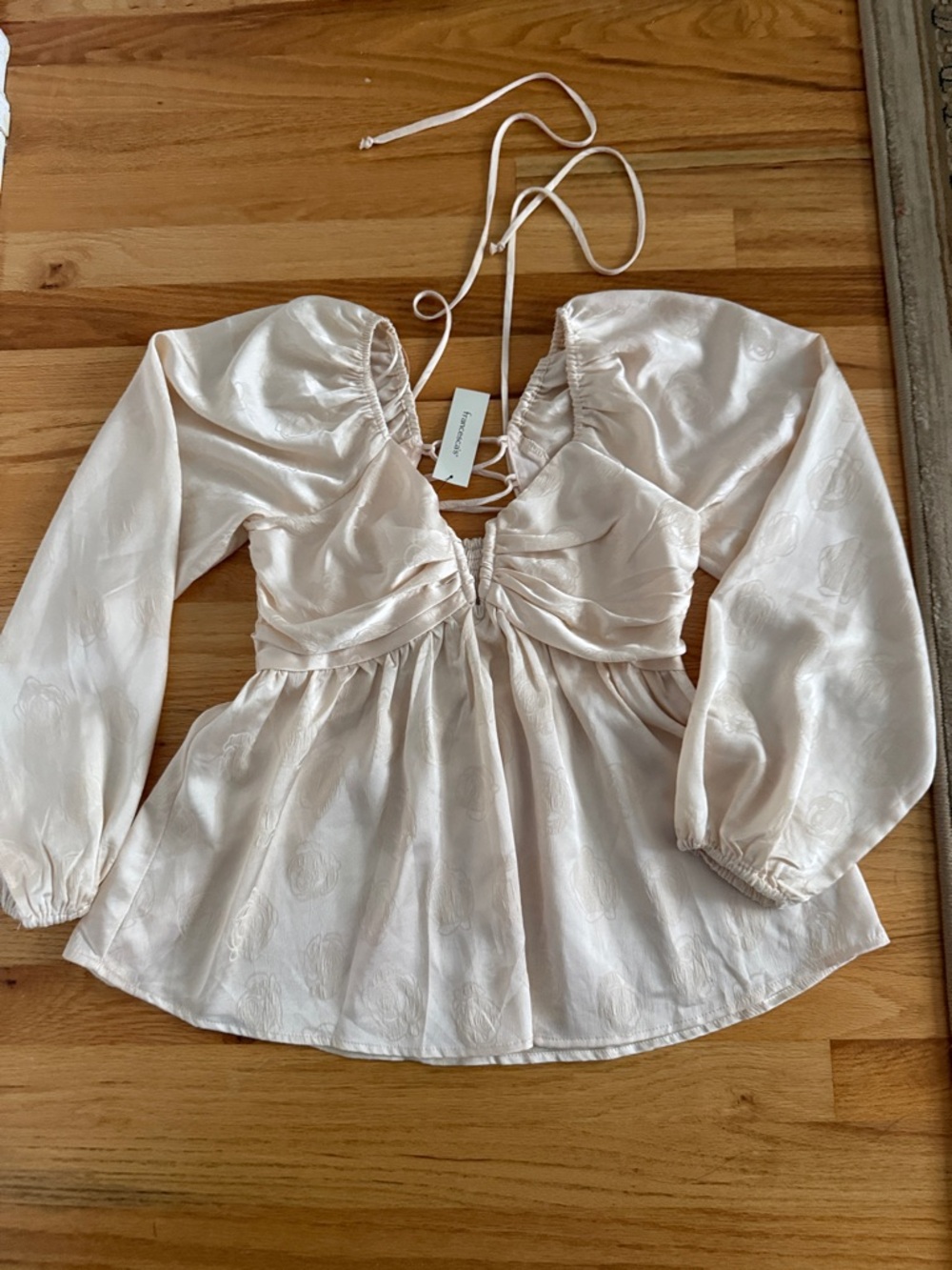 Francesca's Collections Ivory Satin Ruched Peasant Blouse